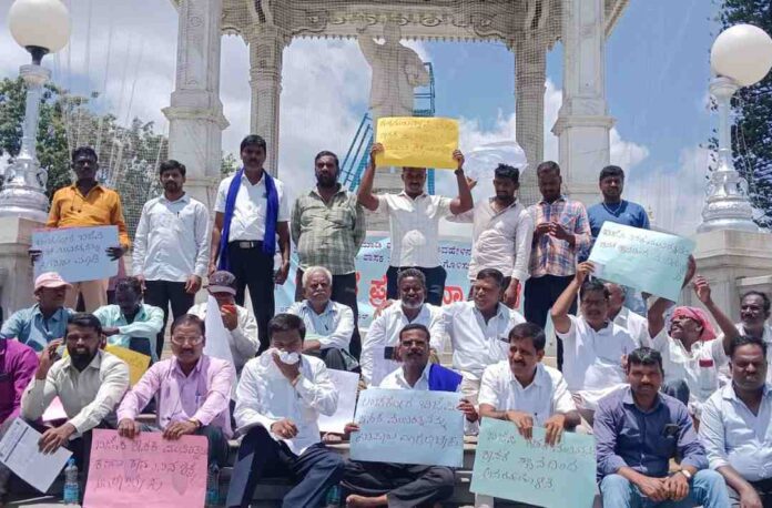 ಮುನಿರತ್ನ ವಿರುದ್ಧ ಪ್ರತಿಭಟನೆ