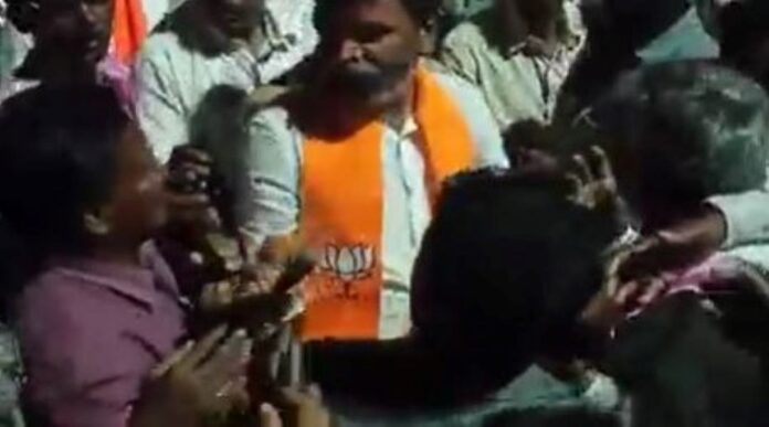 ಮುನಿಸ್ವಾಮಿ ಪ್ರಾಚಾರಕ್ಕೆ ಬಂದ ವೇಳೆ ಸ್ಥಳೀಯರು ತರಾಟೆಗೆ ತೆಗೆದುಕೊಂಡಿದ್ದಾರೆ.