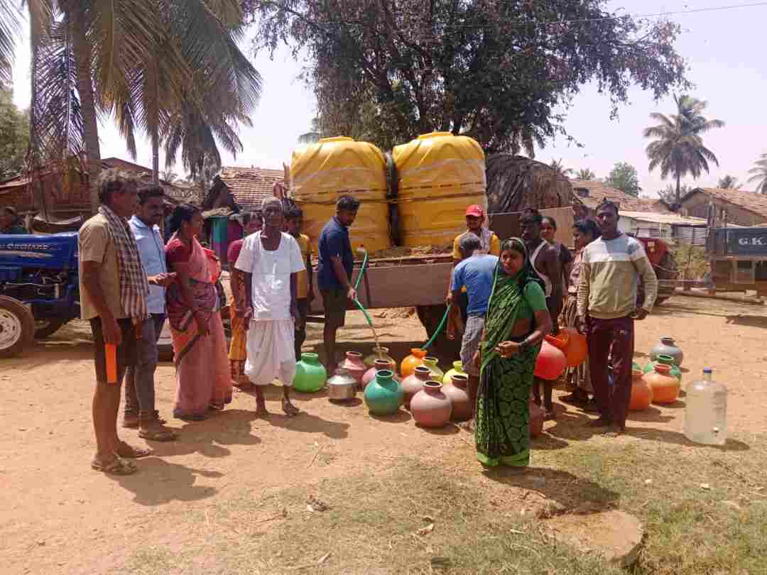 ಯುವಕರ ಸ್ವಂತ ಖರ್ಚಿನಲ್ಲಿ ನೀರು ಸರಬರಾಜು 