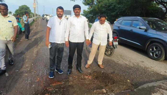 ರಸ್ತೆ ಗುಂಡಿ ಮುಚ್ಚಿದ ಮುಖಂಡರು