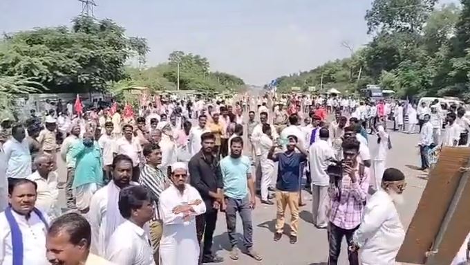 ರಸ್ತೆ ತಡೆ ಪ್ರತಿಭಟನೆ