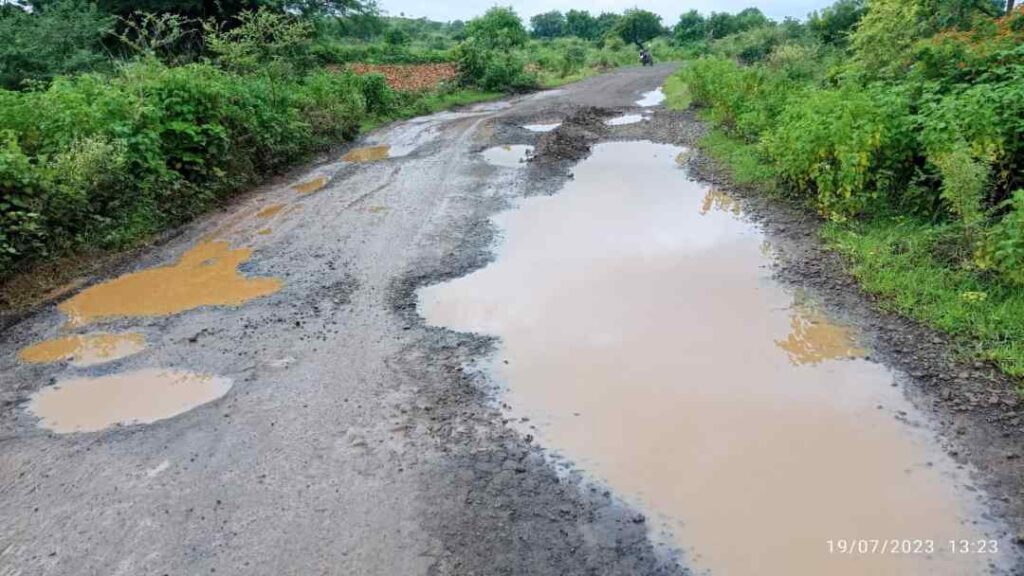 ರಸ್ತೆ ದುರಸ್ತಿಗೆ ಆಗ್ರಹ