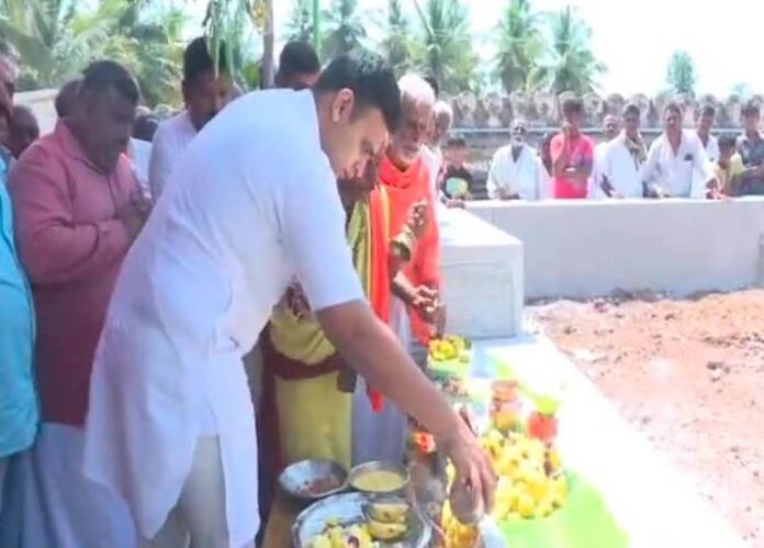 ದೇವಾಲಯ ಕಾಮಗಾರಿಗೆ ಪೂಜೆ ಸಲ್ಲಿಸಿದ ರಾಜವಂಶಸ್ಥ ಯದುವೀರ್
