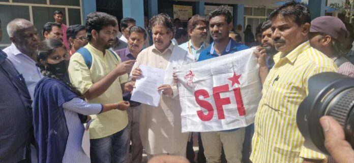 ರಾಜ್ಯ ಬಜೆಟ್‌ನಲ್ಲಿ ಅನುದಾನ ಮೀಸಲಿಡುವಂತೆ ಎಸ್‌ಎಫ್‌ಐ ಆಗ್ರಹ
