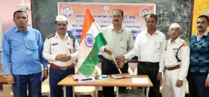 ಭಾರತೀಯ ರಾಷ್ಟ್ರಧ್ವಜವು ಭಾರತದ ಸ್ವಾತಂತ್ರ್ಯ, ಸಾರ್ವಭೌಮತ್ವದ ಪ್ರತೀಕವಾಗಿದೆ. ಈ ಧ್ವಜಕ್ಕೆ ಪ್ರತಿಯೊಬ್ಬ ಭಾರತೀಯನೂ ಗೌರವವನ್ನು ನೀಡಬೇಕು ಎಂದು ದಾವಣಗೆರೆ ಜಿಲ್ಲೆ ಚನ್ನಗಿರಿ ತಾಲೂಕು ಪ್ರಭಾರೆ ಕ್ಷೇತ್ರ ಶಿಕ್ಷಣಾಧಿಕಾರಿ ಡಾ. ಶಂಕರಪ್ಪ ಅಭಿಪ್ರಾಯಪಟ್ಟರು.