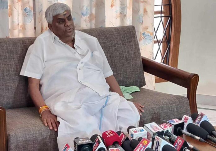ಕಾಂಗ್ರೆಸ್‌ ಗ್ಯಾರಂಟಿ ಕಾರ್ಡ್‌ ಲೇವಡಿ ಮಾಡಿದ ರೇವಣ್ಣ