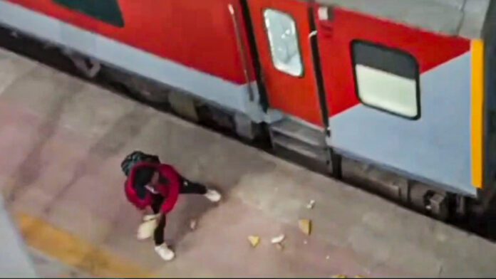 ಮಧ್ಯಪ್ರದೇಶ, ಕುಂಭಮೇಳ, ರೈಲು, ಕಲ್ಲು ತೂರಾಟ, Madhya Pradesh, Kumbh Mela, train, stone pelting,