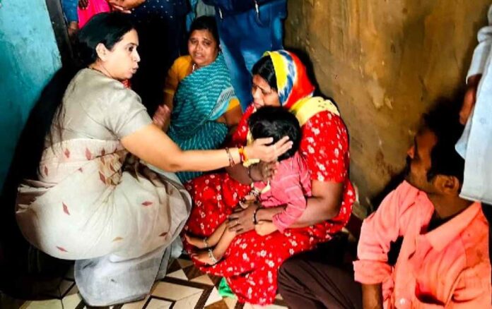 ಮೃತ ದಂಪತಿ ಕುಟುಂಬಕ್ಕೆ ಸಚಿವೆ ಲಕ್ಷ್ಮೀ ಹೆಬ್ಬಾಳಕರ್‌ ಭೇಟಿ