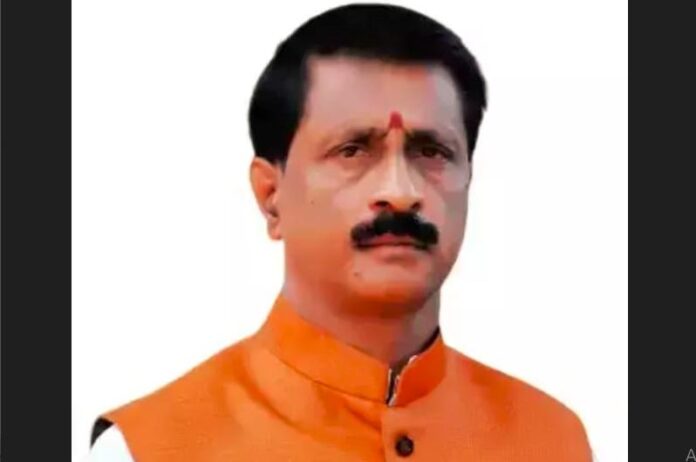ವರಸಿದ್ದಿ ವೇಣುಗೋಪಾಲ್ ಅಮಾನತು