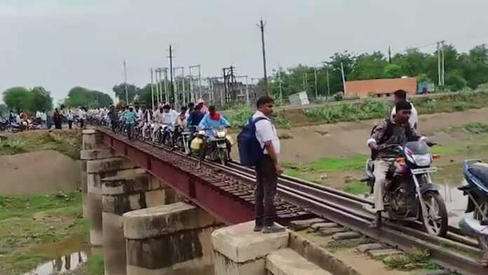 ಬಿಜೆಪಿ ಆಡಳಿತ, ಅದ್ಭುತ, ಸಮರ್ಪಕ ರಸ್ತೆ, ಬೈಕ್ ಸಂಚಾರ, ರೈಲ್ವೇ ಹಳಿ, BJP rule, wonderful, adequate roads, bike traffic, railway tracks,