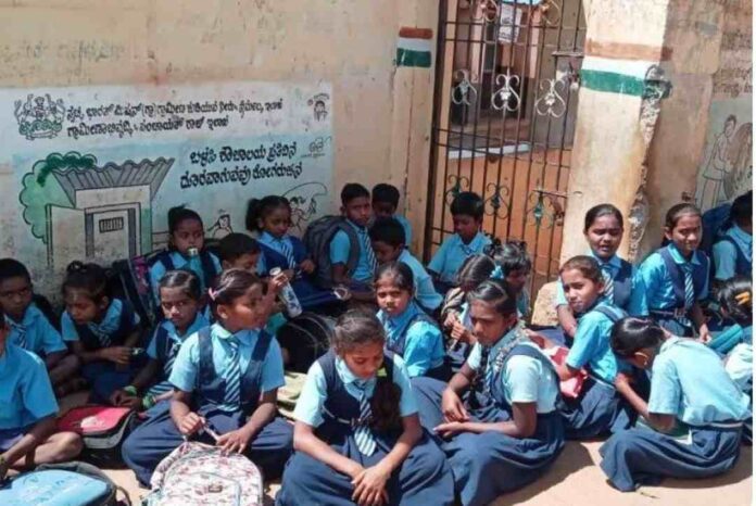 ಶಿಕ್ಷಕಿಯರ ನಡುವೆ ಜಗಳ; ವಿದ್ಯಾರ್ಥಿಗಳ ಪ್ರತಿಭಟನೆ