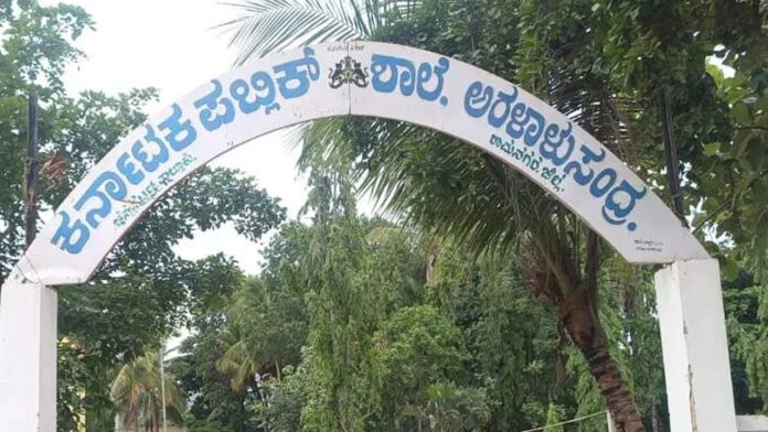 ವಿದ್ಯಾರ್ಥಿನಿಯರ ಕೂದಲು ಕತ್ತರಿಸಿ ಕ್ರೌರ್ಯ