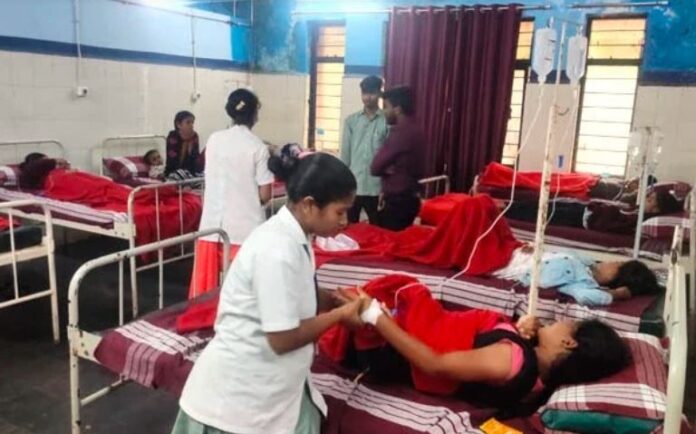 ಚಿಕನ್‌ ಸೇವಿಸಿ ಅಸ್ವಸ್ಥರಾದ ವಿದ್ಯಾರ್ಥಿನಿಯರು ಚಿಕಿತ್ಸೆ ಪಡೆಯುತ್ತಿರುವುದು