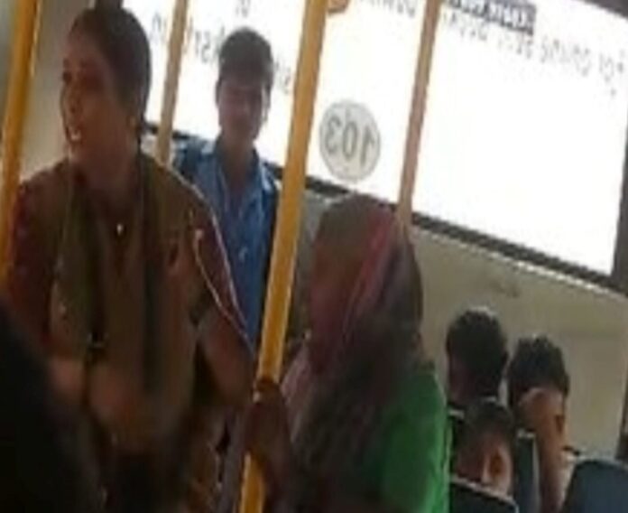 ವೃದ್ಧೆಯ ಕಪಾಳಕ್ಕೆ ಹೊಡೆದ ಬಸ್‌ ನಿರ್ವಾಹಕಿ