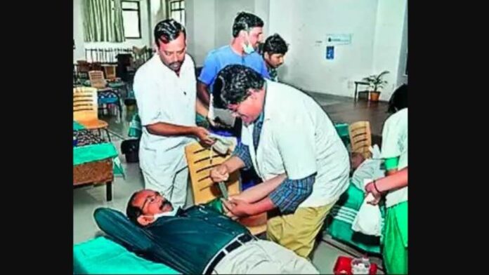 ರೋಗಿಗಳಿಗೆ ಆಸ್ಪತ್ರೆ ಸಿಬ್ಬಂದಿಗಳೇ ರಕ್ತದಾನ ಮಾಡಿದರು