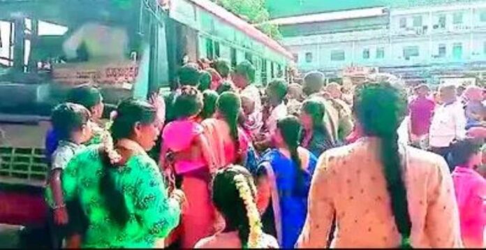 ಶಕ್ತಿ ಯೋಜನೆ ಅಡಿ ಮಹಿಳೆಯರು ದೇವಾಲಯಕ್ಕೆ ಭೇಟಿ ನೀಡುತ್ತಿದ್ದಾರೆ