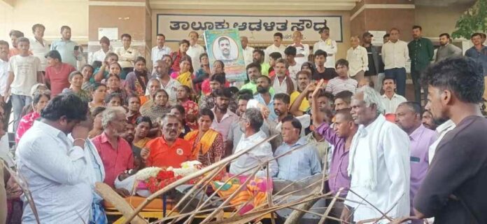 ಸ್ಮಶಾನ ಭೂಮಿ ನೀಡುವಂತೆ ಶವವಿಟ್ಟು ಪ್ರತಿಭಟನೆ