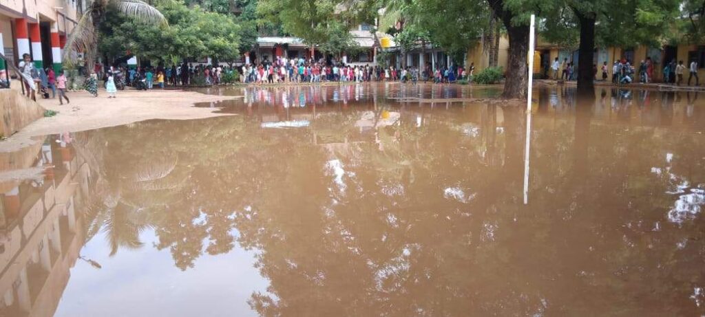 ಶಾಲೆಯಂಗಳದಲ್ಲಿ ನೀರು