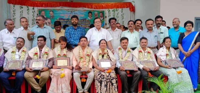 ಉಖ್ಯ ಶಿಕ್ಷಕರಿಗೆ ಬಹುಮಾನ