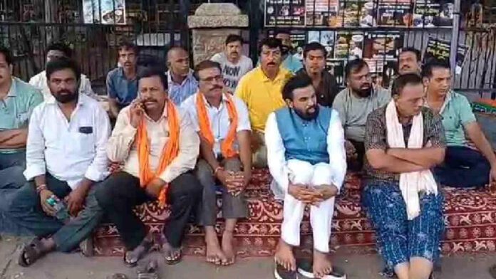 ವಾಲ್ಮೀಕಿ ಅಭಿವೃದ್ಧಿ ನಿಗಮದಲ್ಲಿ ಅಕ್ರಮ ಖಂಡಿಸಿ ಶ್ರೀರಾಮುಲು ಪ್ರತಿಭಟನೆ