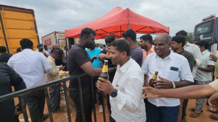 ಸಂಸದ ಕೆ ಸುಧಾಕರ್ ಕಾರ್ಯಕ್ರಮದಲ್ಲಿ ಮದ್ಯ ಹಂಚಿಕೆ