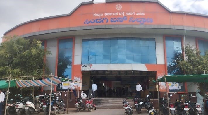 ಸಿಂದಗಿ ಬಸ್‌ ನಿಲ್ದಾಣದಲ್ಲಿಅಡ್ಡಾದಿಡ್ಡಿ ವಾಹನ ನಿಲುಗಡೆ