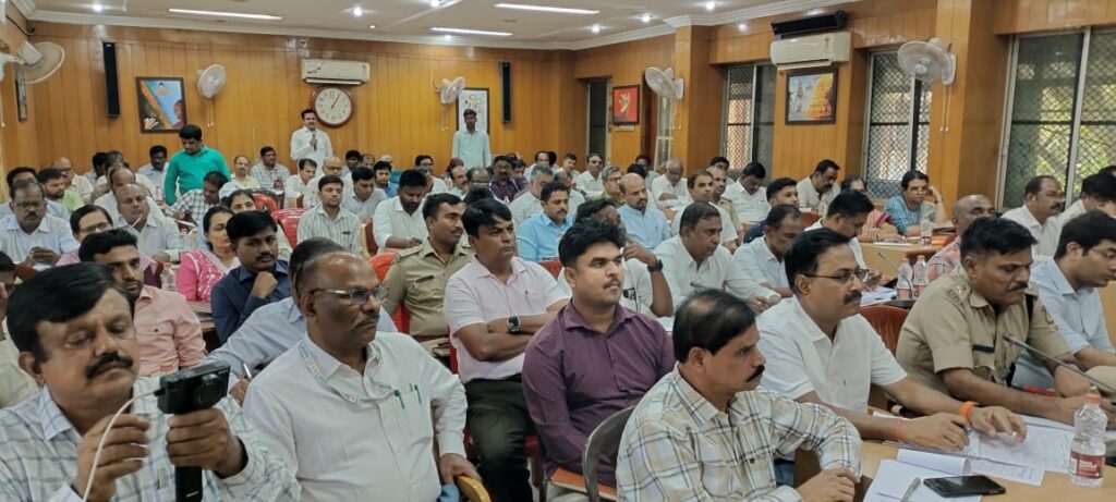 ಸಿಎಂ ಮತ್ತು ಡಿಸಿಎಂ ಪ್ರವಾಸ ಕುರಿತು ಕರೆದ ಸಭೆಯ ಫೋಟೋ 3