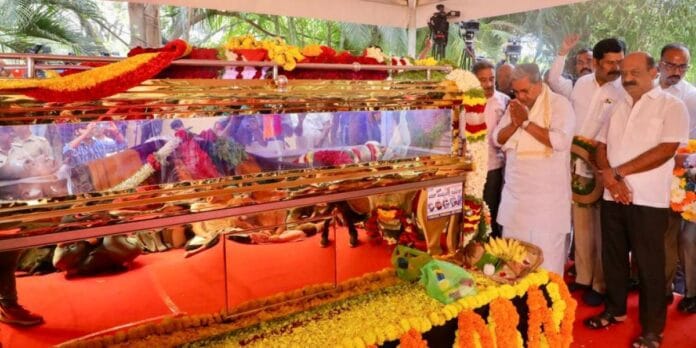 ರ್ಕಾರಿ ಗೌರವಗಳೊಂದಿಗೆ ಅವರ ಅಂತ್ಯಕ್ರಿ