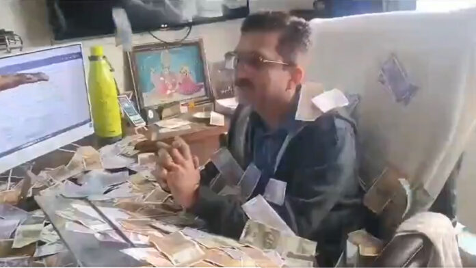 ಗುಜರಾತ್, ಲಂಚ, ಭ್ರಷ್ಟ ಅಧಿಕಾರಿ, ಹಣ, ವಿಡಿಯೋ ವೈರಲ್, Gujarat, bribery, corrupt officer, money, Video viral,