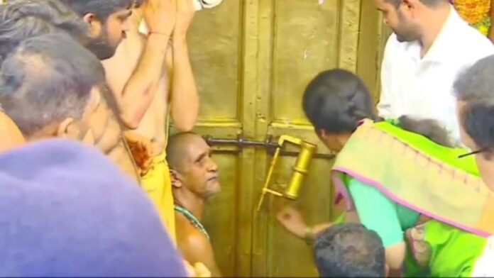 ಹಾಸನಾಂಬ ದೇವಾಲಯಕ್ಕೆ ವಿಧ್ಯುಕ್ತ ತೆರೆ