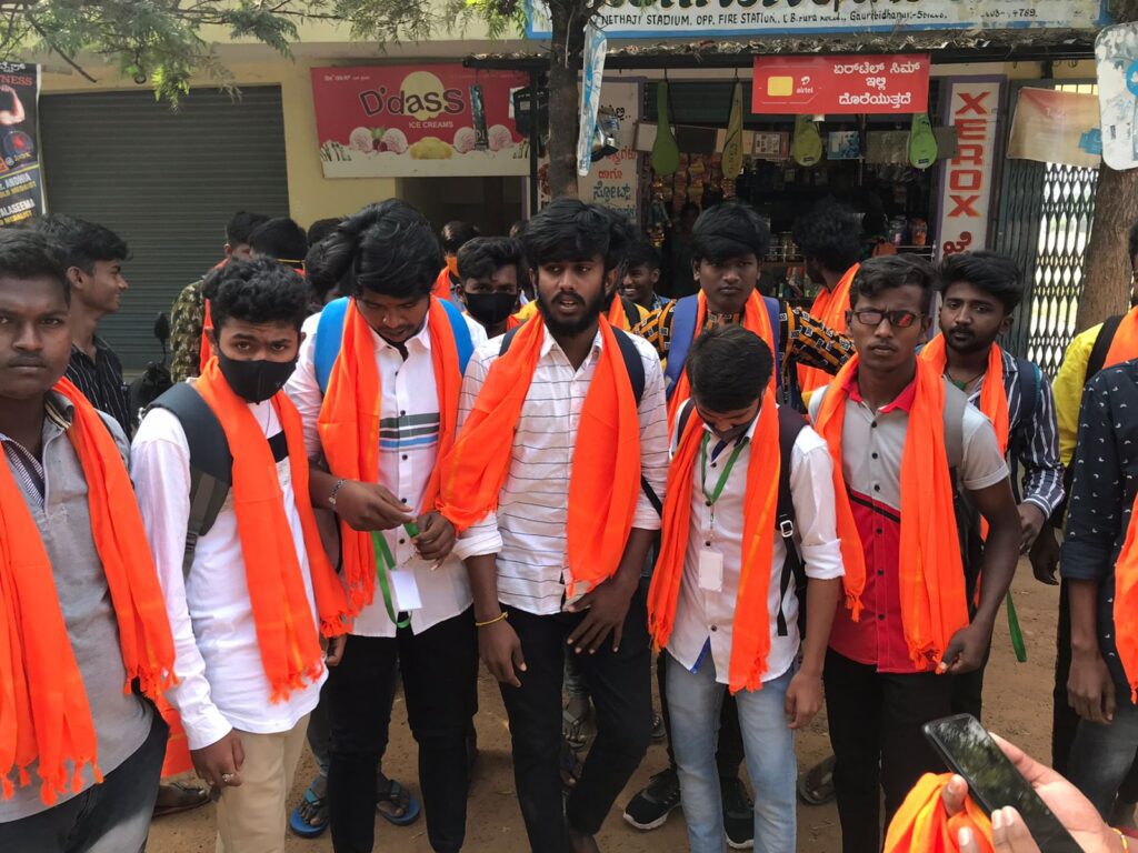 ಹಿಜಾಬ್ ವಿರುದ್ಧ ಕೇಸರಿ ಶಾಲು