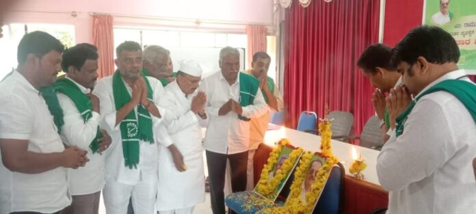 ಹಿರಿಯ ರೈತರಿಗೆ ಪಿಂಚಣಿ ನೀಡಿ