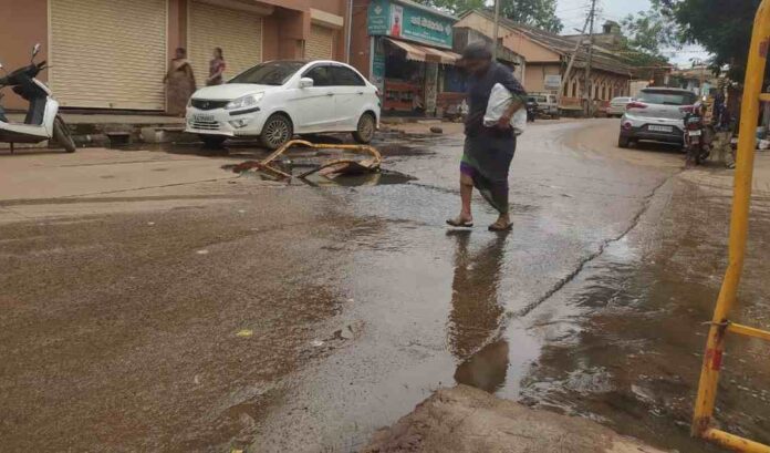 ಹುಬ್ಬಳ್ಳಿ ರಸ್ತೆ ಮೇಲೆ ಹರಿಯುತ್ತಿರುವ ಕೊಳಚೆ