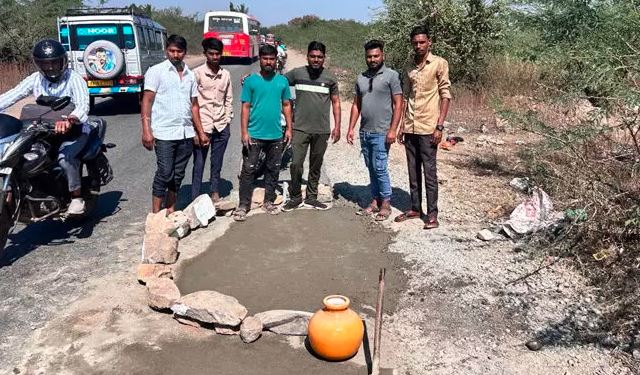 ಹೆದ್ದಾರಿ ರಸ್ತೆಗುಂಡಿ ಮುಚ್ಚಿದ ಯುವಕರು
