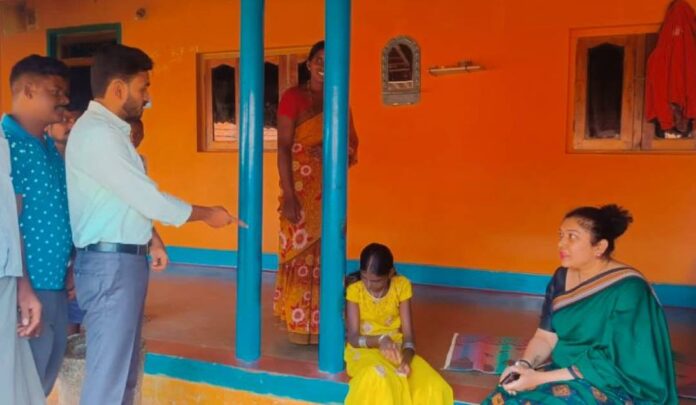 ಚುಕ್ಕಿಚರ್ಮ ರೋಗಕ್ಕೆ ಈಡಾಗಿರುವ ಮಕ್ಕಳನ್ನು ಭೇಟಿ ಮಾಡಿದ ಜಿಲ್ಲಾಧಿಕಾರಿ